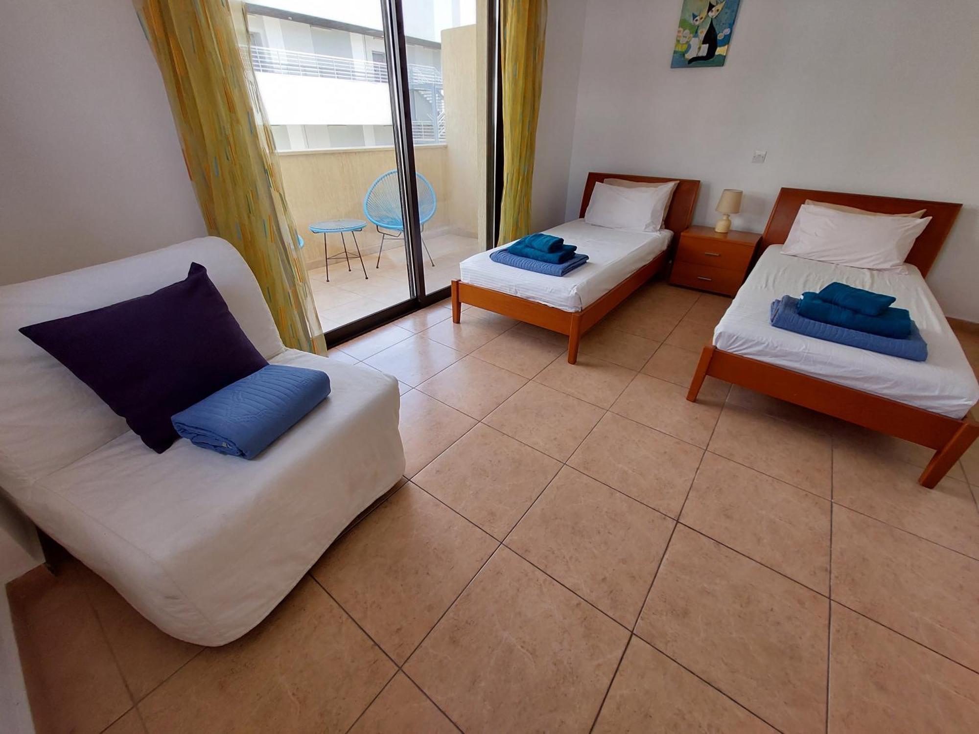 Pool Side 2 Bedroom Queens Gardens Complex Apartman