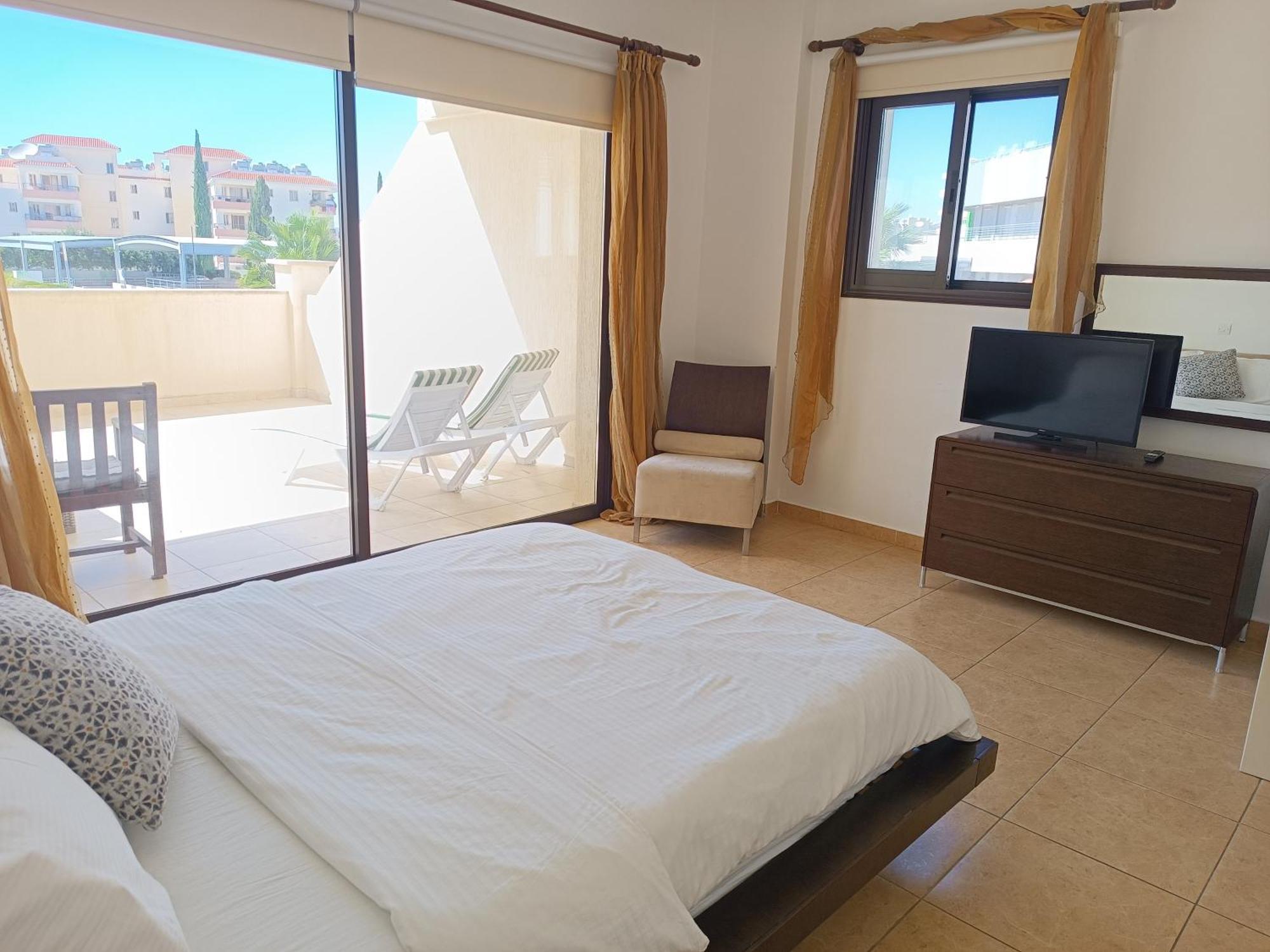 Pool Side 2 Bedroom Queens Gardens Complex Apartament Paphos