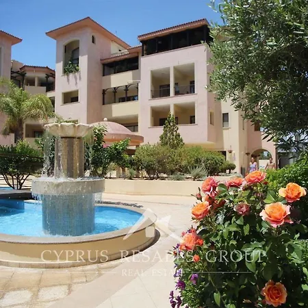 Pool Side 2 Bedroom Queens Gardens Complex Paphos Extérieur photo