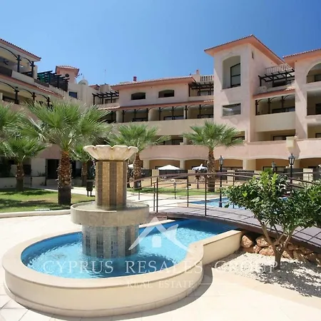 Pool Side 2 Bedroom Queens Gardens Complex Paphos Extérieur photo