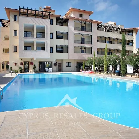 Pool Side 2 Bedroom Queens Gardens Complex Paphos Extérieur photo